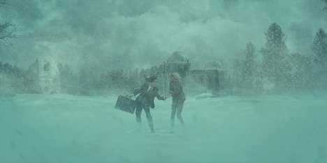 Aidan Gallagher, Ritu Arya - The Umbrella Academy - Błyskawiczny hotel - Z filmu