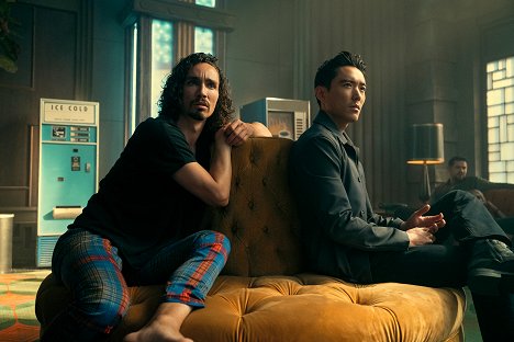 Robert Sheehan, Justin H. Min - Az Esernyő Akadémia - A hét harang - Filmfotók