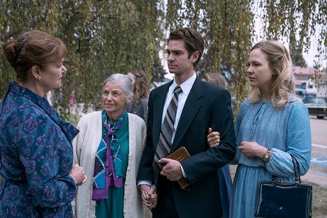 Gillian Barber, Sandra Seacat, Andrew Garfield, Adelaide Clemens - Under the Banner of Heaven - Church and State - De la película
