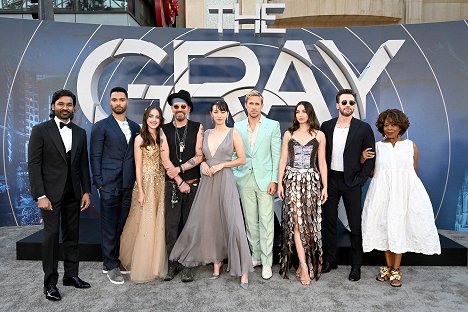 Netflix's "The Gray Man" Los Angeles Premiere at TCL Chinese Theatre on July 13, 2022 in Hollywood, California - Dhanush, Regé-Jean Page, Julia Butters, Billy Bob Thornton, Jessica Henwick, Ryan Gosling, Ana de Armas, Chris Evans, Alfre Woodard - L'Homme gris - Événements