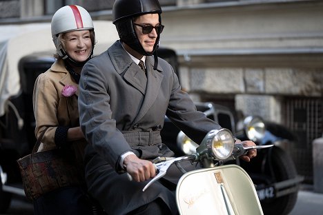 Lesley Manville, Lucas Bravo - Rouva Harris lähtee Pariisiin - Kuvat elokuvasta