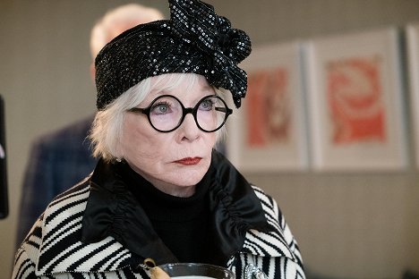 Shirley MacLaine - Iba vraždy v budove - Falošne obvinení - Z filmu