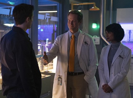 Matt Letscher, Kausar Mohammed - The Flash - Der Mann mit der gelben Krawatte - Filmfotos