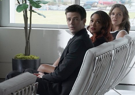 Grant Gustin, Candice Patton, Susan Walters - The Flash - Funeral for a Friend - Van film