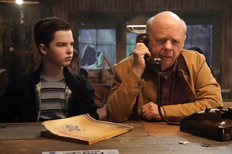 Iain Armitage, Wallace Shawn - Young Sheldon - A Lobster, an Armadillo and a Way Bigger Number - Photos