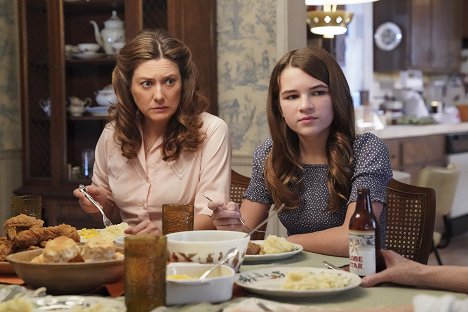 Zoe Perry, Raegan Revord - Young Sheldon - A Solo Peanut, a Social Butterfly and the Truth - Photos