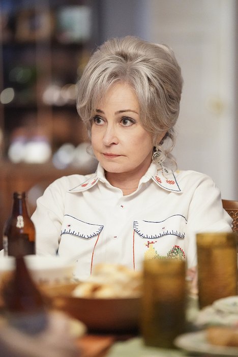 Annie Potts - Young Sheldon - A Solo Peanut, a Social Butterfly and the Truth - Photos