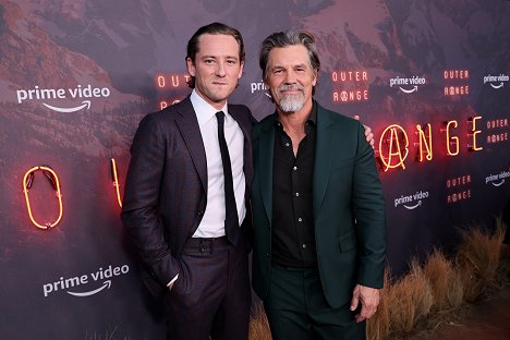 Prime Video Red Carpet Premiere For New Western Series "Outer Range" at Harmony Gold on April 07, 2022 in Los Angeles, California - Lewis Pullman, Josh Brolin - Outer Range - Evenementen