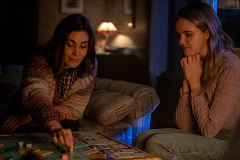 Carly Pope, Bailee Madison - Pretty Little Liars: Original Sin - Chapter Four: The Fe(Male) Gaze - Photos