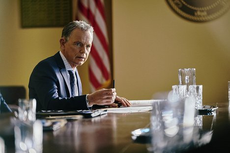 Bruce Greenwood - The Resident - In for a Penny - Van film