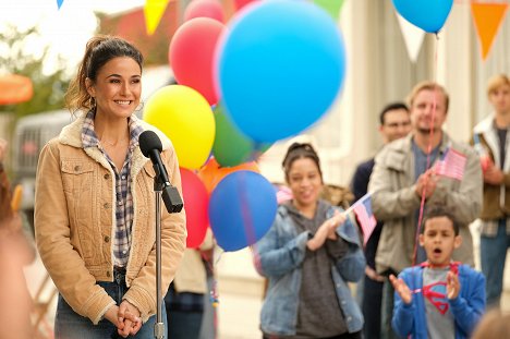 Emmanuelle Chriqui - Superman & Lois - Kuss der Sonne - Filmfotos