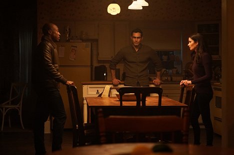 Wolé Parks, Tyler Hoechlin, Elizabeth Tulloch - Superman and Lois - Truth and Consequences - Film
