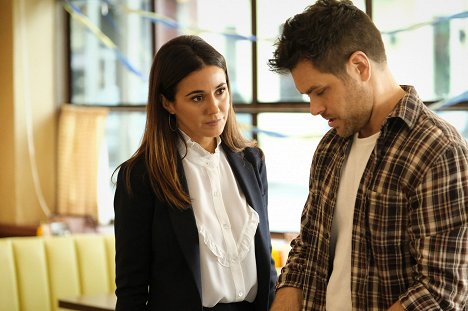 Emmanuelle Chriqui, Erik Valdez - Superman & Lois - Das Ding in den Minen - Filmfotos