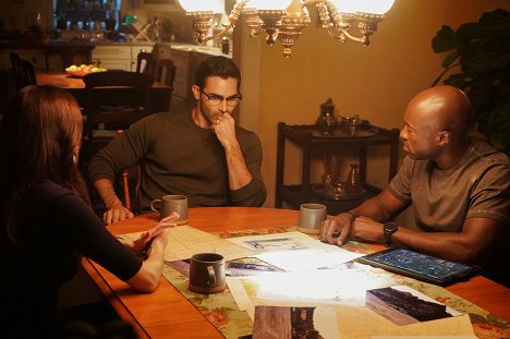 Tyler Hoechlin, Wolé Parks - Superman and Lois - The Ties That Bind - Photos