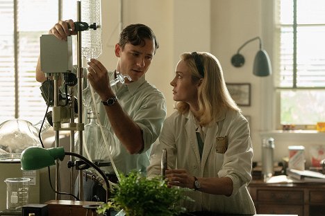 Lewis Pullman, Brie Larson - Lessons in Chemistry - Little Miss Hastings - Photos