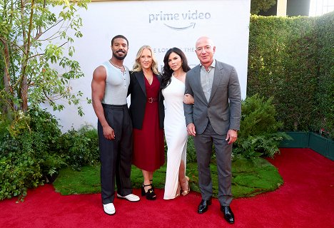 "The Lord Of The Rings: The Rings Of Power" Los Angeles Red Carpet Premiere & Screening on August 15, 2022 in Los Angeles, California - Michael B. Jordan, Jeff Bezos - Pán prstenů: Prsteny moci - Série 1 - Z akcií
