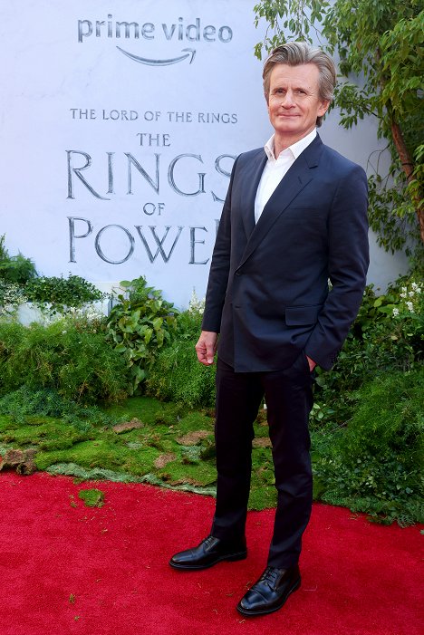 "The Lord Of The Rings: The Rings Of Power" Los Angeles Red Carpet Premiere & Screening on August 15, 2022 in Los Angeles, California - Charles Edwards - Pán prstenů: Prsteny moci - Série 1 - Z akcií