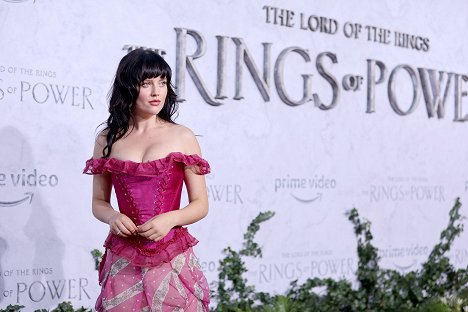 "The Lord Of The Rings: The Rings Of Power" Los Angeles Red Carpet Premiere & Screening on August 15, 2022 in Los Angeles, California - Markella Kavenagh - Der Herr der Ringe: Die Ringe der Macht - Season 1 - Veranstaltungen
