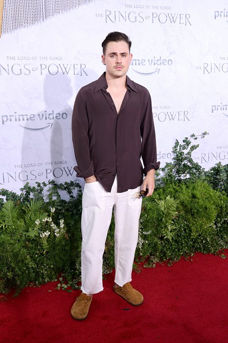 "The Lord Of The Rings: The Rings Of Power" Los Angeles Red Carpet Premiere & Screening on August 15, 2022 in Los Angeles, California - Dacre Montgomery - Pán prstenů: Prsteny moci - Série 1 - Z akcí