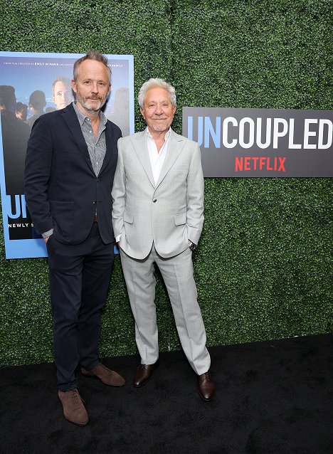Premiere of Uncoupled S1 presented by Netflix at The Paris Theater on July 26, 2022 in New York City - John Benjamin Hickey, Jeffrey Richman - Singiel w Nowym Jorku - Season 1 - Z imprez