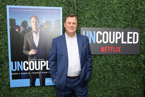 Premiere of Uncoupled S1 presented by Netflix at The Paris Theater on July 26, 2022 in New York City - Brooks Ashmanskas - Opuštěný - Série 1 - Z akcí