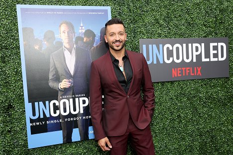 Premiere of Uncoupled S1 presented by Netflix at The Paris Theater on July 26, 2022 in New York City - Jai Rodriguez - Opuštěný - Série 1 - Z akcií