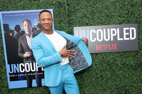 Premiere of Uncoupled S1 presented by Netflix at The Paris Theater on July 26, 2022 in New York City - Emerson Brooks - Singiel w Nowym Jorku - Season 1 - Z imprez