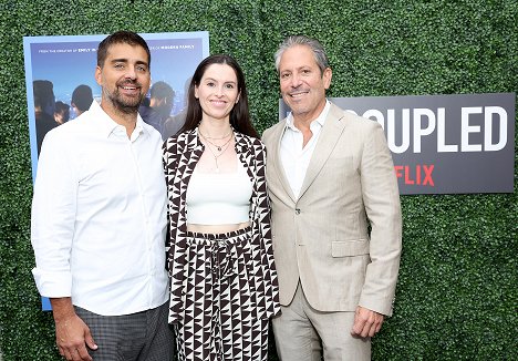 Premiere of Uncoupled S1 presented by Netflix at The Paris Theater on July 26, 2022 in New York City - Lilly Burns, Darren Star - Singiel w Nowym Jorku - Season 1 - Z imprez