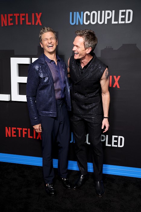 Premiere of Uncoupled S1 presented by Netflix at The Paris Theater on July 26, 2022 in New York City - David Burtka, Neil Patrick Harris - Singiel w Nowym Jorku - Season 1 - Z imprez