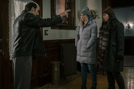Annie Murphy, Mary Hollis Inboden - Kevin Can F**k Himself - Ghost - Photos