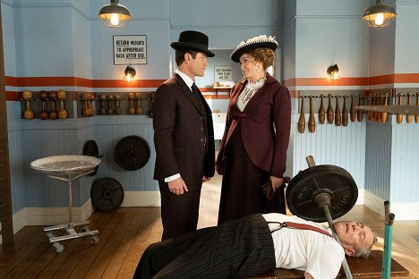 Yannick Bisson, Helene Joy, Rex Hagon - Murdoch Mysteries - It's a Wonderful Game - Van film