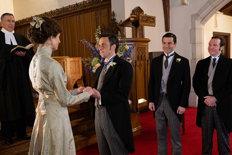 Jonny Harris, Yannick Bisson, Lachlan Murdoch - Murdoch Mysteries - Close Encounters - Photos