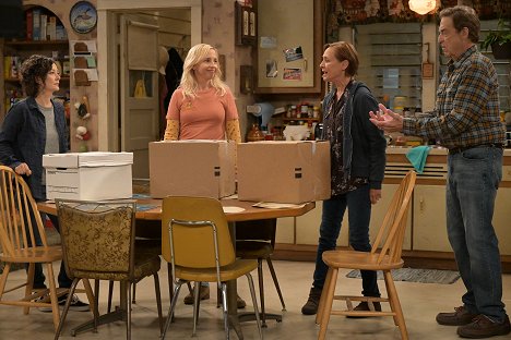 Sara Gilbert, Alicia Goranson, Laurie Metcalf, John Goodman - The Conners - Scenes from Two Marriages: The Parrot Doth Protest Too Much - Kuvat elokuvasta