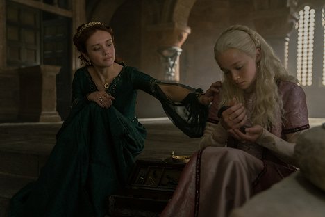 Olivia Cooke, Evie Allen - La casa del dragón - La princesa y la reina - De la película