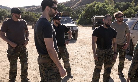 David Boreanaz, Raffi Barsoumian, A. J. Buckley, Neil Brown Jr., Tyler Grey - SEAL Team - Growing Pains - Filmfotók