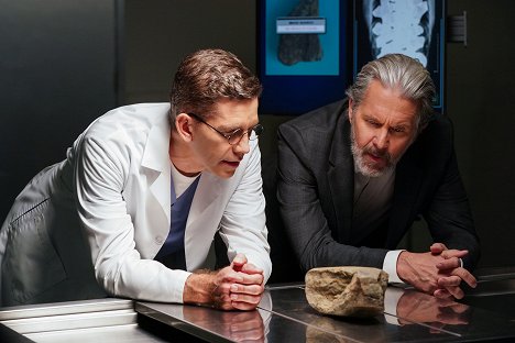 Brian Dietzen, Gary Cole - NCIS: Naval Criminal Investigative Service - Unearth - Photos