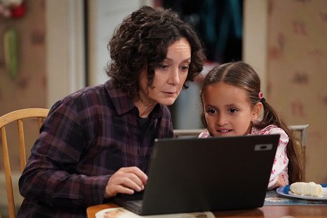 Sara Gilbert - The Conners - A Little Weed and a Bad Seed - Z filmu
