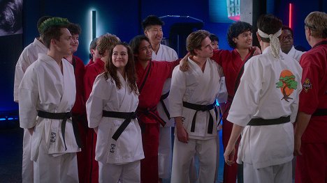 Jacob Bertrand, Mary Mouser, Tanner Buchanan, Xolo Maridueña - Cobra Kai - Taikai - Filmfotos