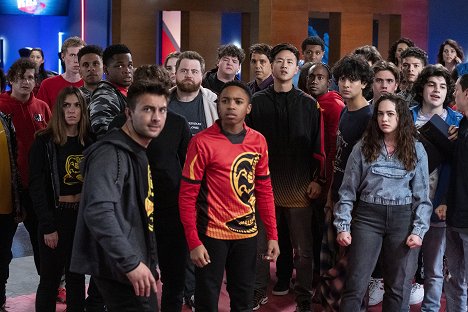 Paul Walter Hauser, Dallas Dupree Young, Aedin Mincks, Ralph Macchio, Joe Seo, Mary Mouser, Tanner Buchanan, Griffin Santopietro - Cobra Kai - Der Kopf der Schlange - Filmfotos