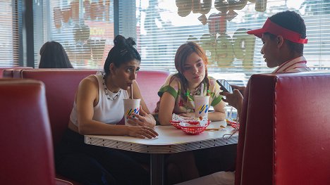 Ayesha Madon, Chloe Hayden, James Majoos - Szívtipró gimi - Season 1 - Filmfotók