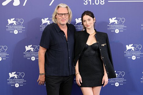 Photocall for the Netflix Film "Blonde" at the 79th Venice International Film Festival on September 08, 2022 in Venice, Italy - Andrew Dominik, Ana de Armas - Blonde - De eventos