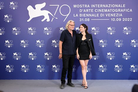 Photocall for the Netflix Film "Blonde" at the 79th Venice International Film Festival on September 08, 2022 in Venice, Italy - Andrew Dominik, Ana de Armas - Blondýnka - Z akcií