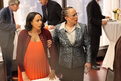 Nicolette Robinson, S. Epatha Merkerson - Chicago Med - And Now We Come to the End - Photos