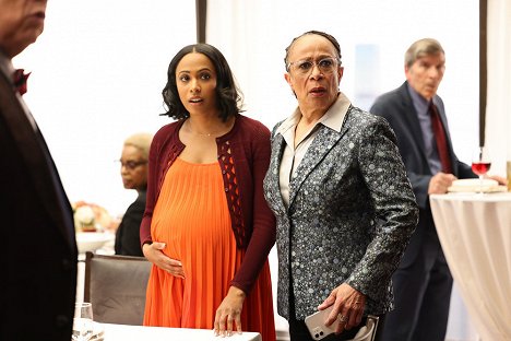 Nicolette Robinson, S. Epatha Merkerson - Chicago Med - And Now We Come to the End - Photos