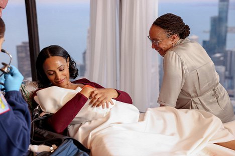 Nicolette Robinson, S. Epatha Merkerson - Chicago Med - And Now We Come to the End - Van film