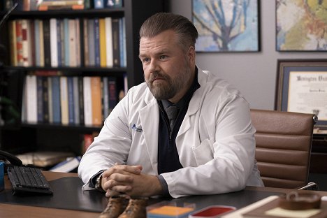 Tyler Labine - New Amsterdam - Hook, Line, and Sinker - Van film