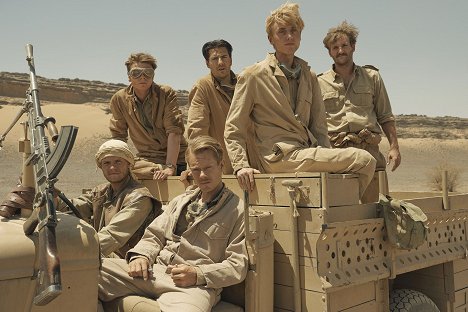 Tom Glynn-Carney, Stuart Campbell, Alfie Allen, Jacob Ifan, Jacob McCarthy - SAS: Rogue Heroes - Episode 3 - Van de set