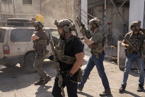 David Boreanaz, A. J. Buckley, Raffi Barsoumian, Justin Melnick - SEAL Team - Thunderstruck - Photos
