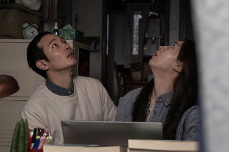 Dong-hoon Jeong, Hwa-young Ryu - Exist Within - Van film