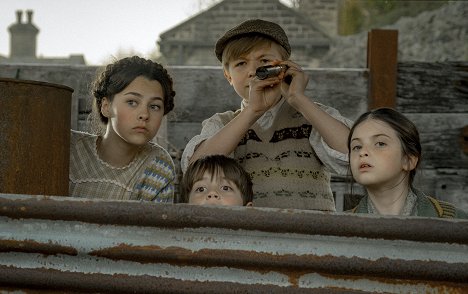 Beau Gadsdon, Austin Haynes, Eden Hamilton - The Railway Children Return - Filmfotos